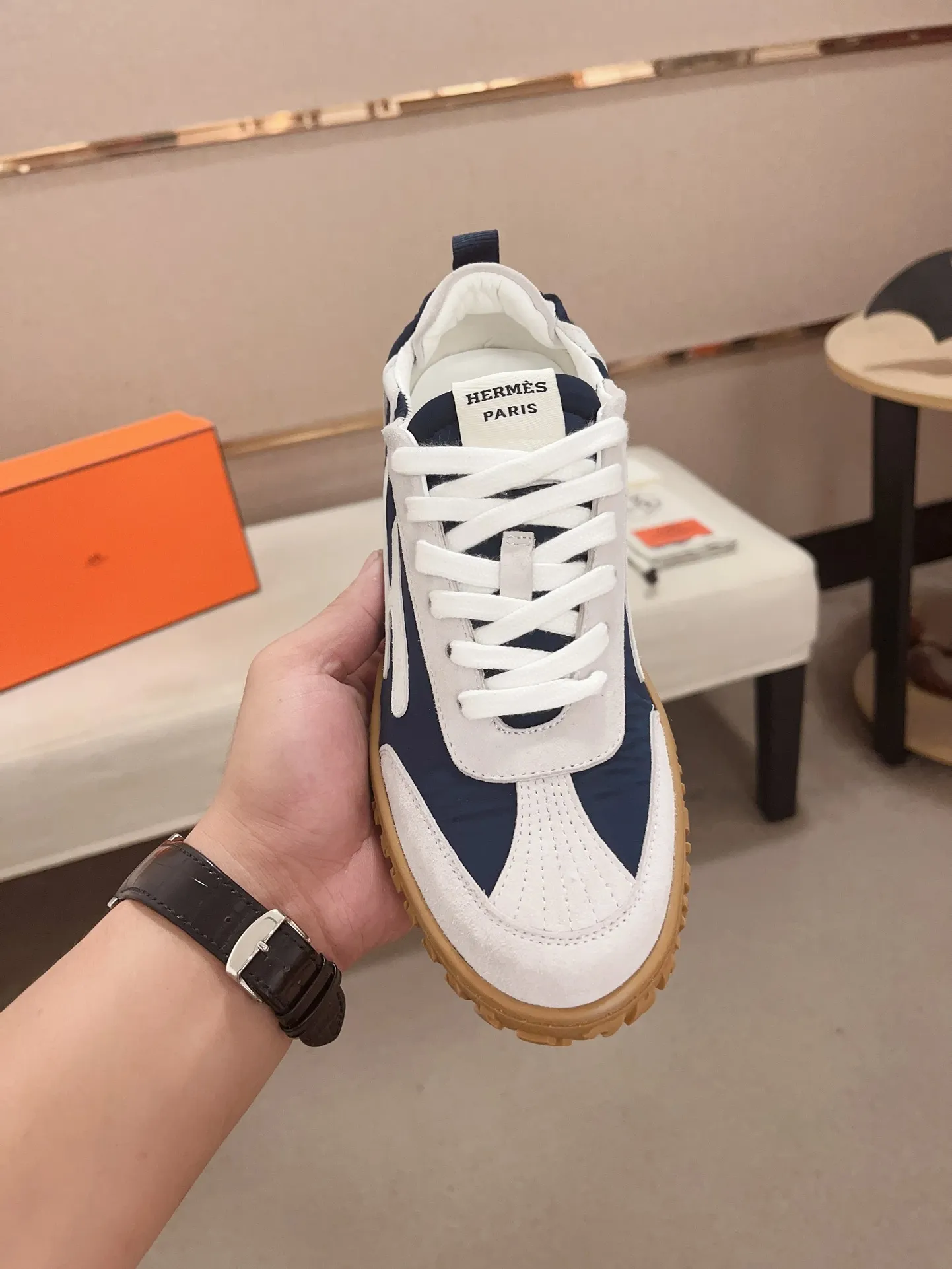 Men's men's shoes 💰: 720💰 Hermes top version # Couple style 💏 24ss casual sneakers Suede goatskin sneakers decorated with contrasting patterns and iconic "H" details, beautifully packaged at the delivery counter 🛍📦 Fabric: suede + cowhide Lining: mixed sheep lining Outsole: original TPU Bottom thickness: 2CM Size: 35-44